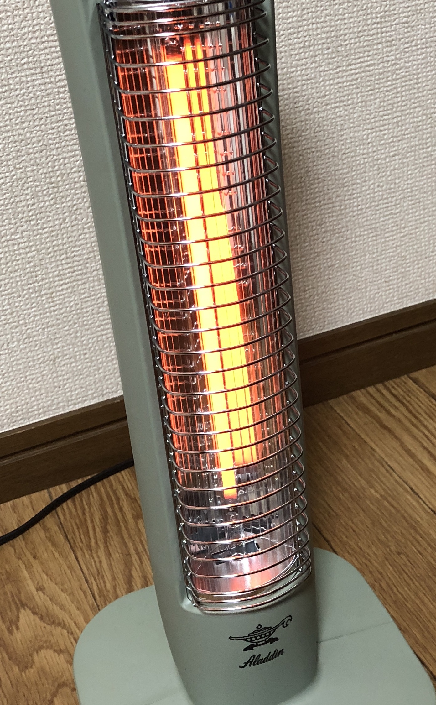 アラジン 遠赤グラファイトヒーター AEH-G104D(SW) ホワイト暖房